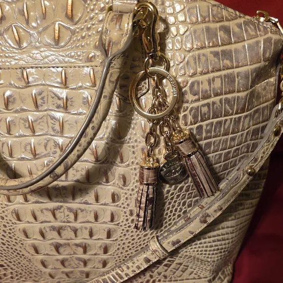 Elegant Crocodile-Embossed Tan Handbag - Picture 3 of 7